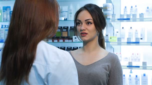 Farmacista che vende pillole
 - Filmati, video