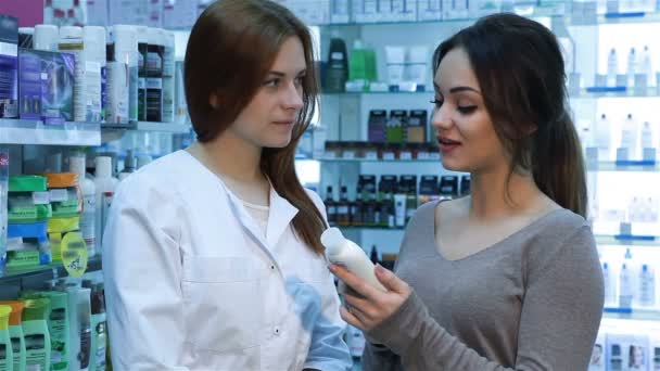 Pharmacist and female customer reading part - Footage, Video