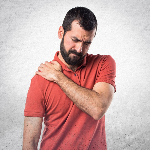Homem bonito com dor no ombro
 - Foto, Imagem