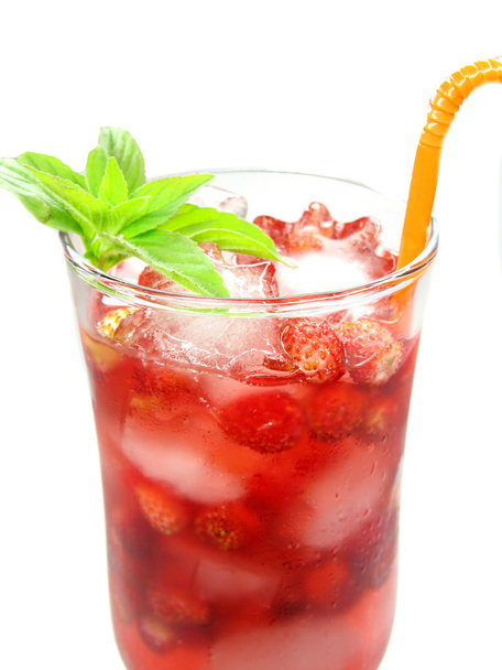 Zumo de bebida roja de fruta con fresa silvestre
 - Foto, imagen