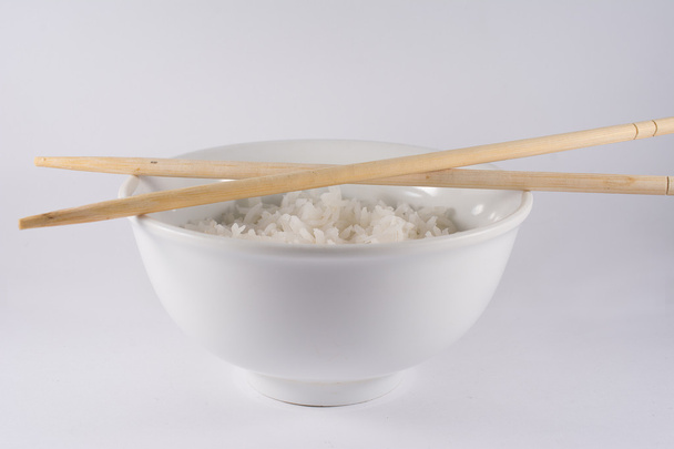 Ciotola di riso bianco con bacchette di legno
 - Foto, immagini
