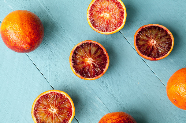 Mavi ahşap zemin üzerine birkaç sanguine portakal - Fotoğraf, Görsel