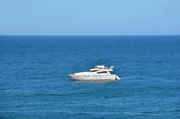 Моторна яхта в морі
 - Фото, зображення