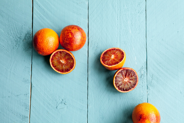 mehrere sanguinische Orangen auf blauem Holzgrund - Foto, Bild
