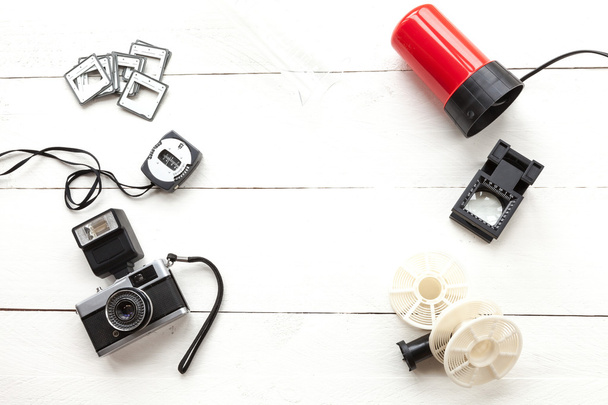 Fotometro, fotocamera, bobine e luce rossa visti dall'alto
 - Foto, immagini