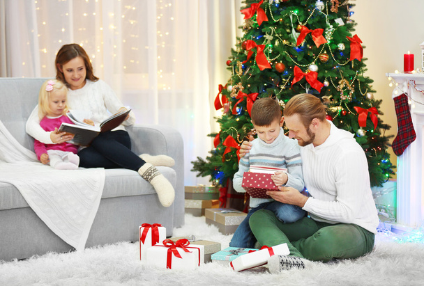 Christmas family in holiday living room - Foto, Imagem