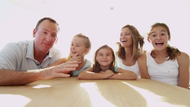 familie met video gesprek op jacht  - Video