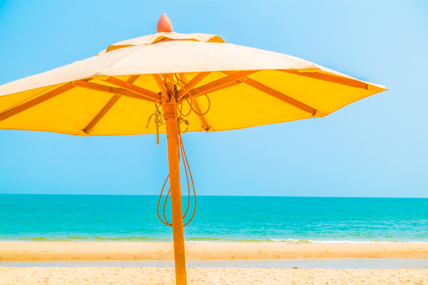 Umbrella on beach with beautiful tropical sea - Foto, Imagem