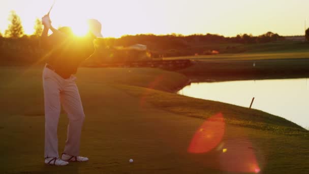 επαγγελματική γκολφ παίκτης παίζει γκολφ - Πλάνα, βίντεο