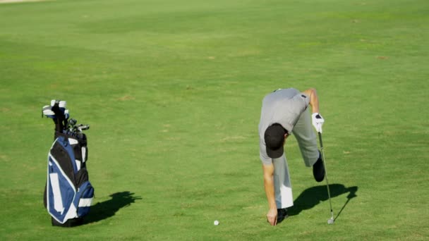 Ammattimainen golfin pelaaja harjoittelun aikana
 - Materiaali, video