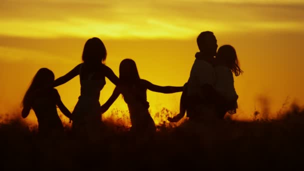 a szülők, a rét, a naplemente lánya - Felvétel, videó