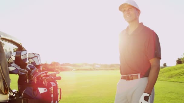 gracz z klubów golfowych na zewnątrz - Materiał filmowy, wideo