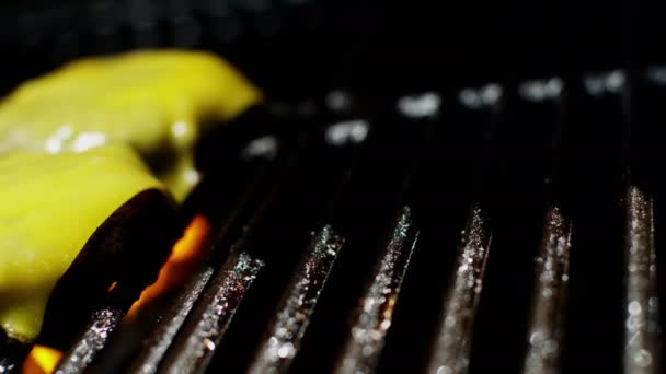 Naudanlihajuustohampurilaiset grillillä
 - Materiaali, video