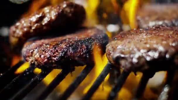 hamburguesas de carne en la parrilla de llama
 - Metraje, vídeo