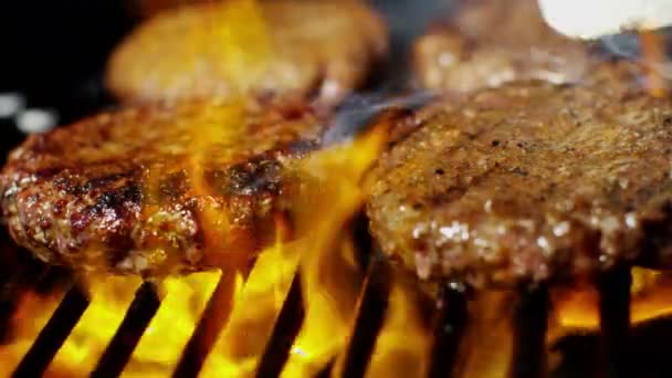 hamburgery świeżego mielonego mięsa wołowego na grilla - Materiał filmowy, wideo