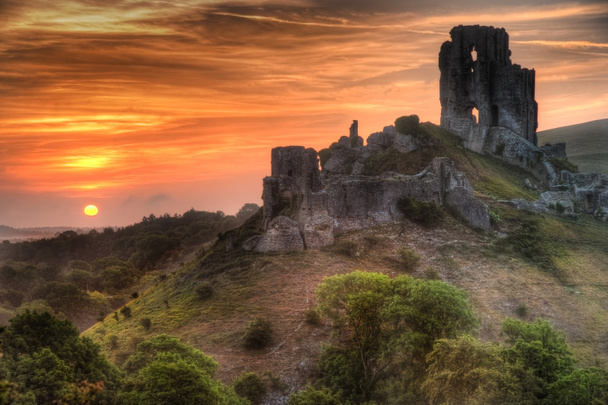 Burgruinen-Landschaft mit hellem, lebendigem Sonnenaufgang - Foto, Bild