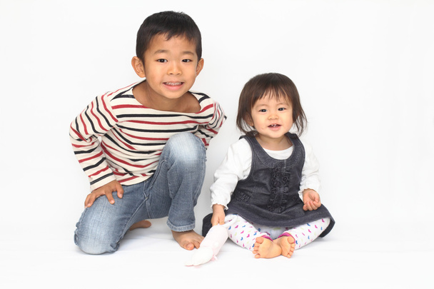 Japán testvérpár (6 éves fiú és 1 éves lány) - Fotó, kép