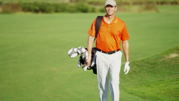 golfspeler wandelen met golfuitrusting - Video