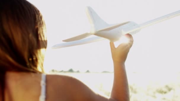 Fiatal lány van játék repülőgép - Felvétel, videó