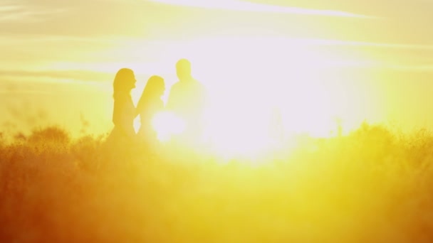 parents avec des filles dans la prairie au coucher du soleil
 - Séquence, vidéo