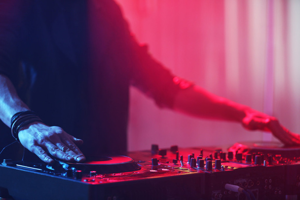 DJ παίζει μουσική  - Φωτογραφία, εικόνα