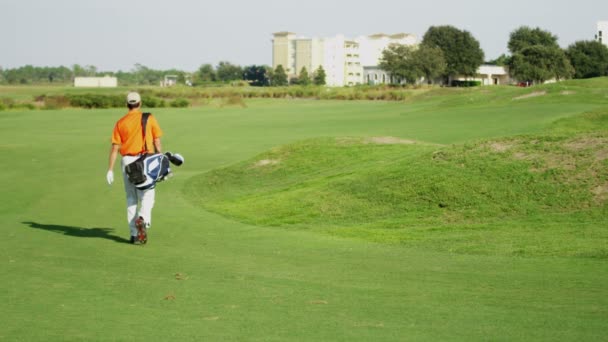 golf oyuncu golf ekipmanları ile yürüyüş - Video, Çekim
