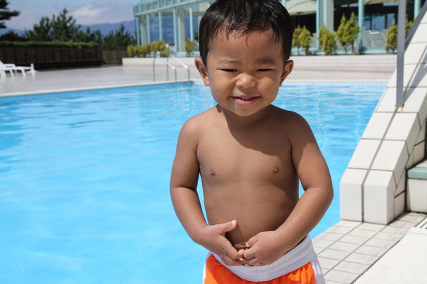 Japanse jongen staande op het zwembad (1 jaar oud) - Foto, afbeelding