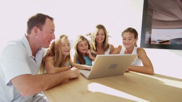 parents avec enfants utilisant un ordinateur portable sur le yacht
  - Séquence, vidéo