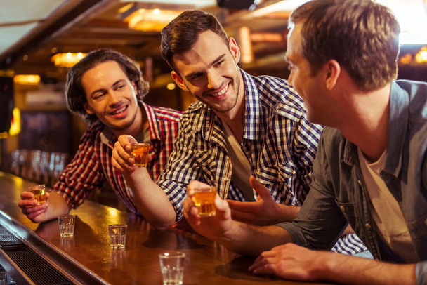 Men in pub - Фото, зображення