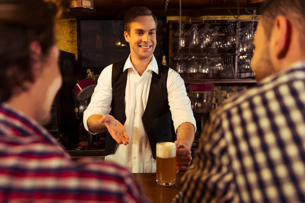 Mężczyźni w pubie - Zdjęcie, obraz