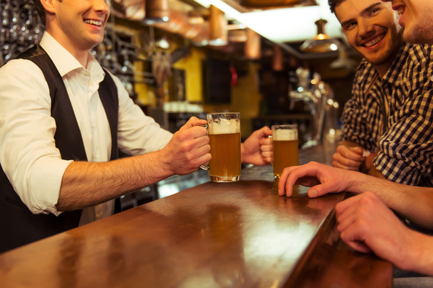 Hombres en el pub
 - Foto, Imagen