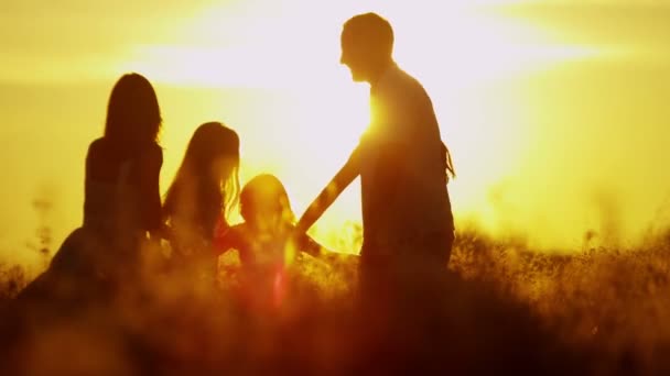 padres con hijas en el prado al atardecer
 - Imágenes, Vídeo