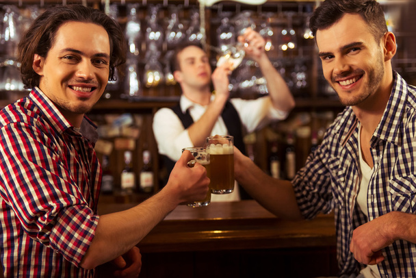 Hombres en el pub
 - Foto, Imagen