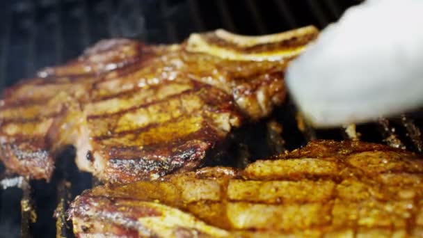 Hovězí steaky na grilu - Záběry, video