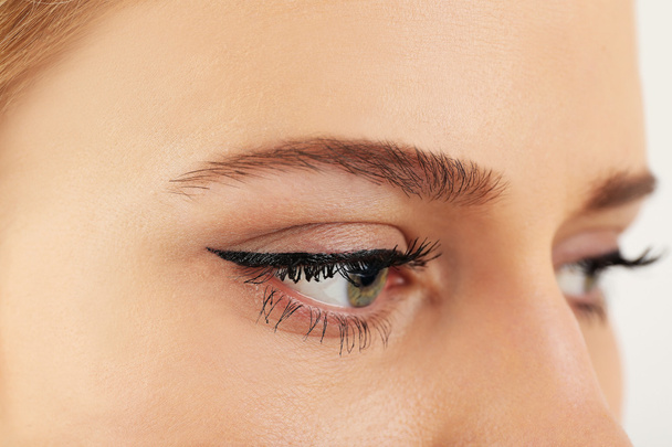 Ojos femeninos con maquillaje ligero, primer plano
 - Foto, imagen