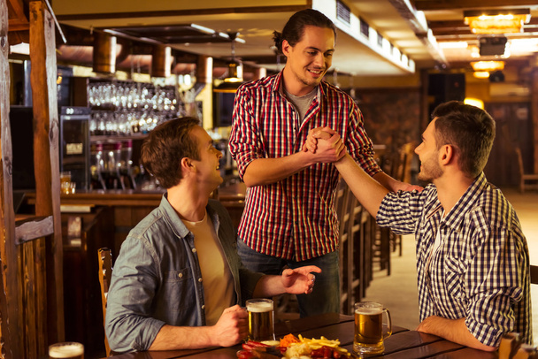 Hombres en el pub
 - Foto, imagen