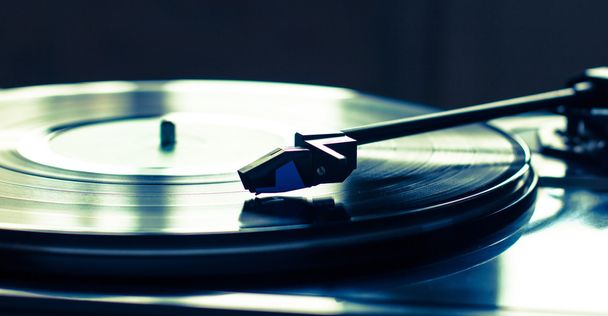 Reproductor de discos vintage con disco de vinilo, primer plano
 - Foto, imagen