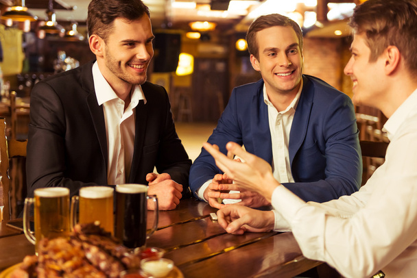 Businessmen in pub - Foto, afbeelding