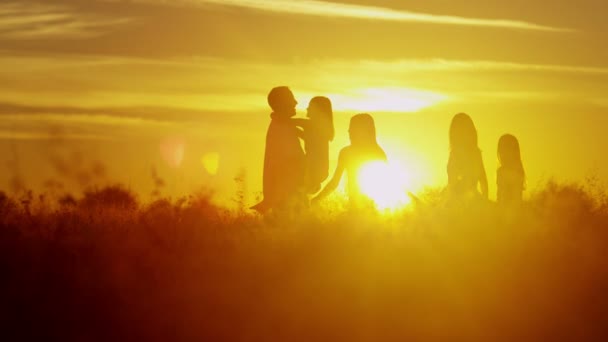 a szülők, a rét, a naplemente lánya - Felvétel, videó