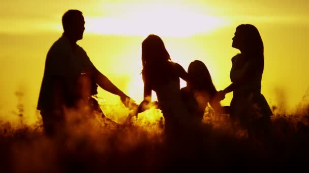 parents avec leurs filles dans la prairie au coucher du soleil
 - Séquence, vidéo