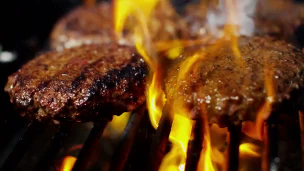 hamburguesas de carne en la parrilla de llama
 - Imágenes, Vídeo