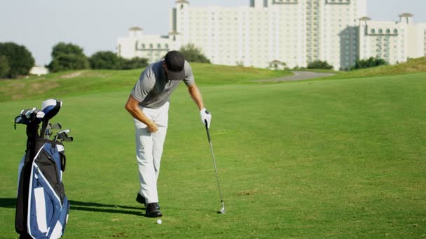 Ammattimainen golfin pelaaja harjoittelun aikana
 - Materiaali, video