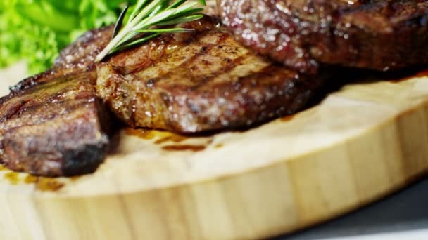 T-bone steak, friss zöldségekkel - Felvétel, videó
