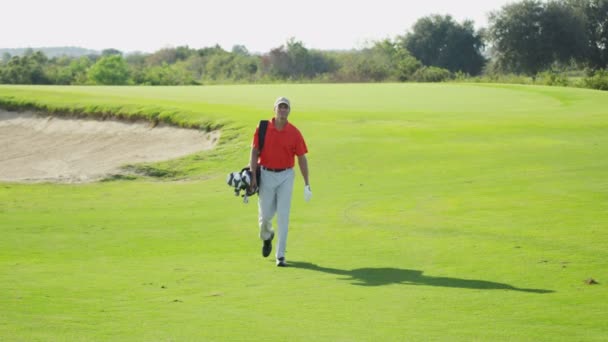 golf oyuncu golf ekipmanları ile yürüyüş - Video, Çekim