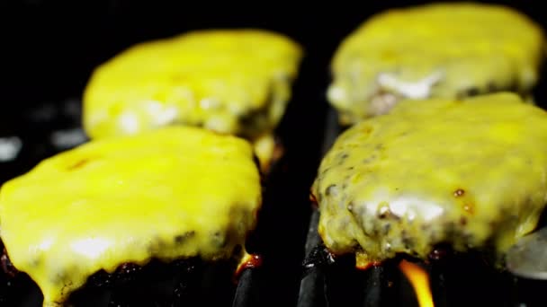 Beef Cheese Burger auf dem Grill - Filmmaterial, Video