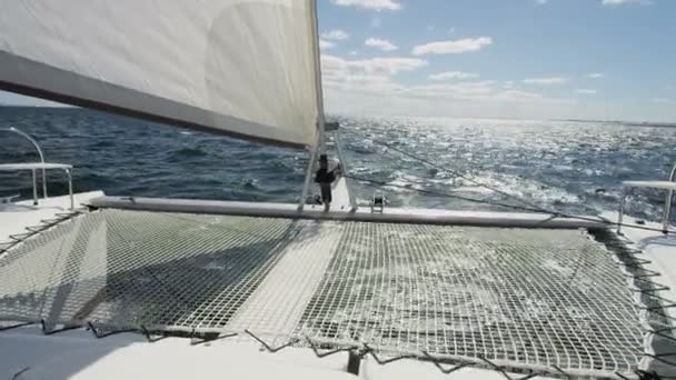 jacht żaglowy w blue ocean  - Materiał filmowy, wideo