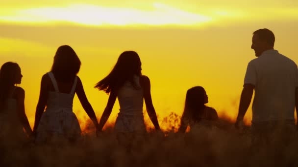 padres con hijas en el prado al atardecer
 - Metraje, vídeo
