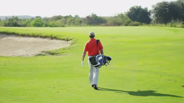 jogador de golfe andando com equipamento de golfe
 - Filmagem, Vídeo