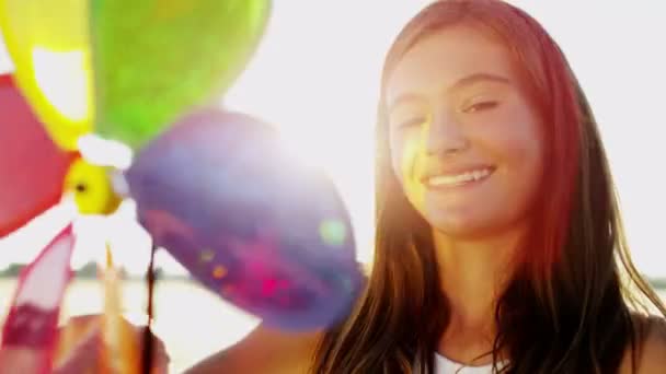 дівчина грає з барвистою іграшкою вітряної млини
 - Кадри, відео
