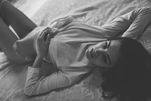 Sexy joven en lencería posando en la cama - Foto, Imagen